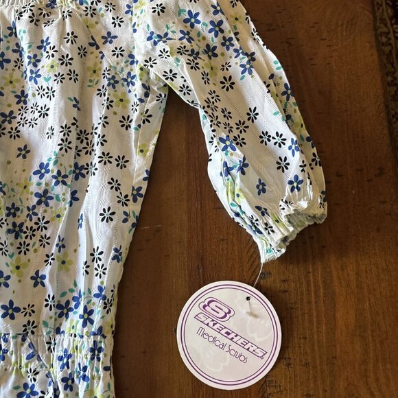 Sketchers Medical Scrubs White & Blue Floral Blouse Size Small NWT - Picture 5 of 9